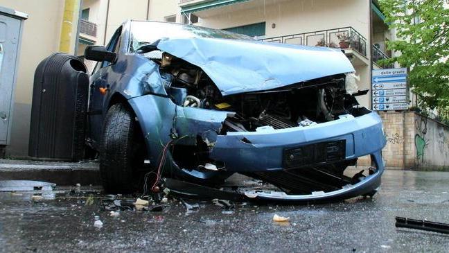 Pauroso scontro in via Calzabigi, tre feriti