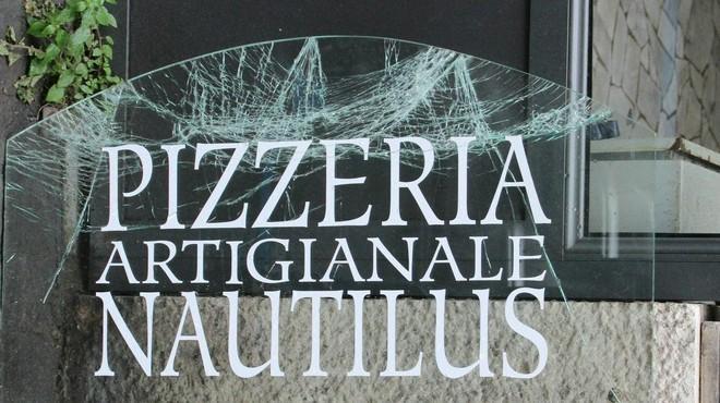 Vandali scatenati infrangono la vetrata del locale Nautilus