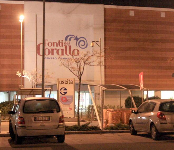 Dimentica borsa coi soldi pensionati la restituiscono 