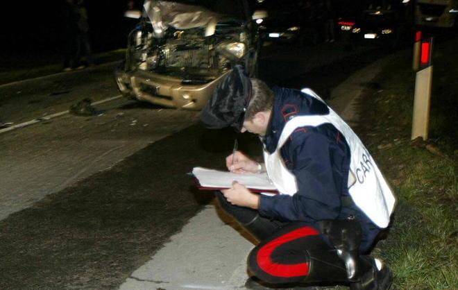 Picchia i carabinieri, arrestato 