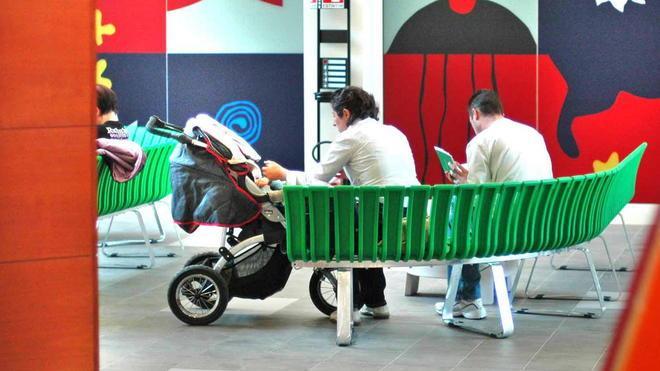Cade in un bidone di acqua, grave un bambino di 15 mesi