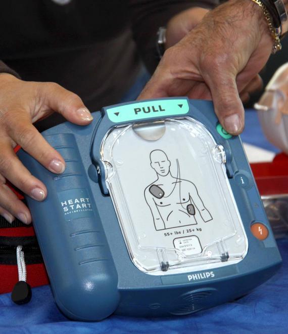 Sul rettangolo verde con il defibrillatore 