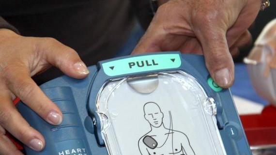 Sul rettangolo verde con il defibrillatore