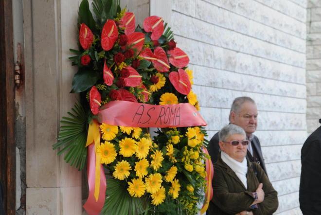 Funerali di Petrini, la Roma manda una corona 