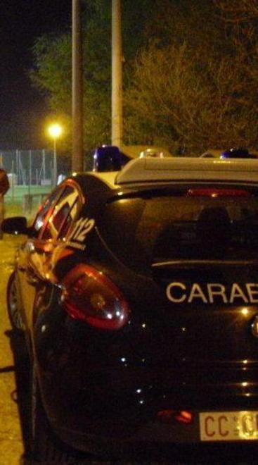 La fidanzata tronca la relazione lui tenta di gettarsi da un traliccio 