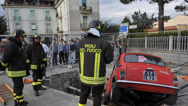Precipita con la propria auto nella buca del cantiere