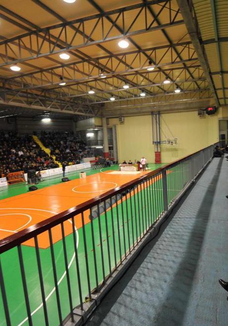 Acqua giù dal tetto palasport a rischio per i match di volley 
