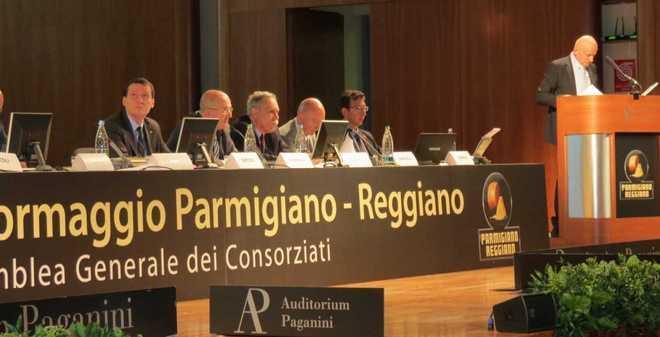 Parmigiano Reggiano, gli allevatori lasciano a piedi Alai