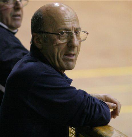 Scivola dal terrazzo e muore noto allenatore di hockey 
