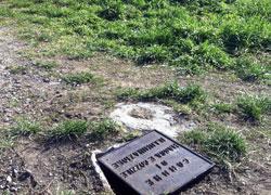 Parco in abbandono e tombino scoperto a Margine Coperta 