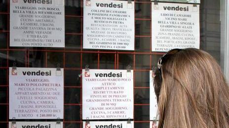La casa scricchiola le vendite affondano e i valori calano