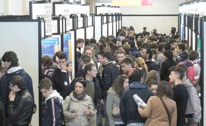 Assalto agli stand degli atenei toscani 
