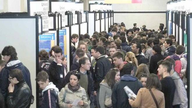 Assalto agli stand degli atenei toscani