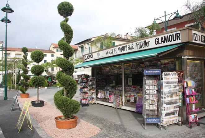 Lite sulle piante di fronte all’edicola