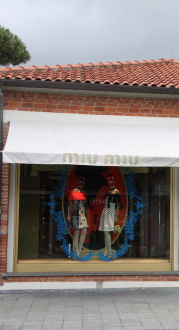 Shopping da Miu Miu con una carta clonata Arrestati due cinesi 