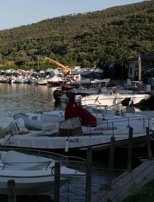 Diportisti... diversi a Santa Liberata è lite sugli ormeggi 