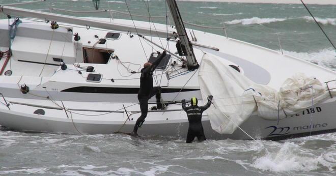 Barca a vela fa naufragio alla Bellana: salvi 2 giovani 