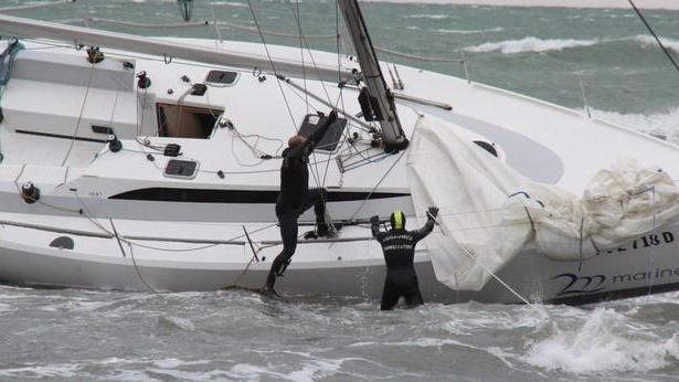Barca a vela fa naufragio alla Bellana: salvi 2 giovani