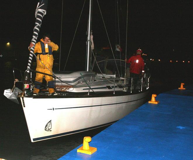 Skipper disperso, ricerche ancora in corso. Salvi 8 ragazzi in balia del mare 