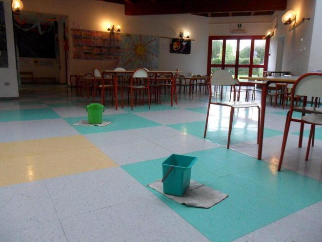 Piove dal tetto della scuola materna off-limits mensa, laboratori e un’aula 