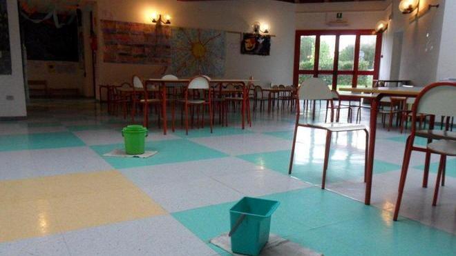 Piove dal tetto della scuola materna off-limits mensa, laboratori e un’aula