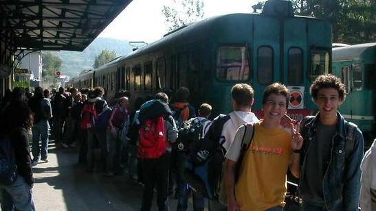 Benzina cara, lavoratori e studenti riscoprono il treno