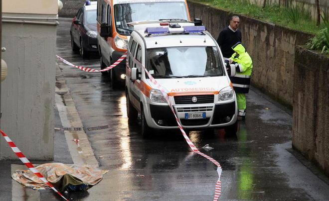 Ex allenatore di hockey cade dal terrazzo e muore 