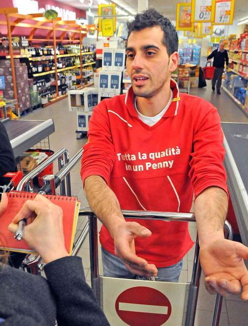 Bandito armato rapina il supermarket 
