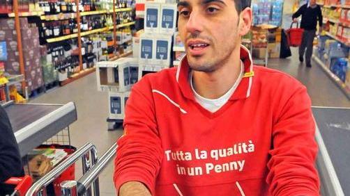 Bandito armato rapina il supermarket