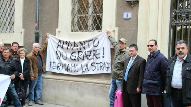 Familiari ed ex lavoratori: «Fermiamo questa strage»