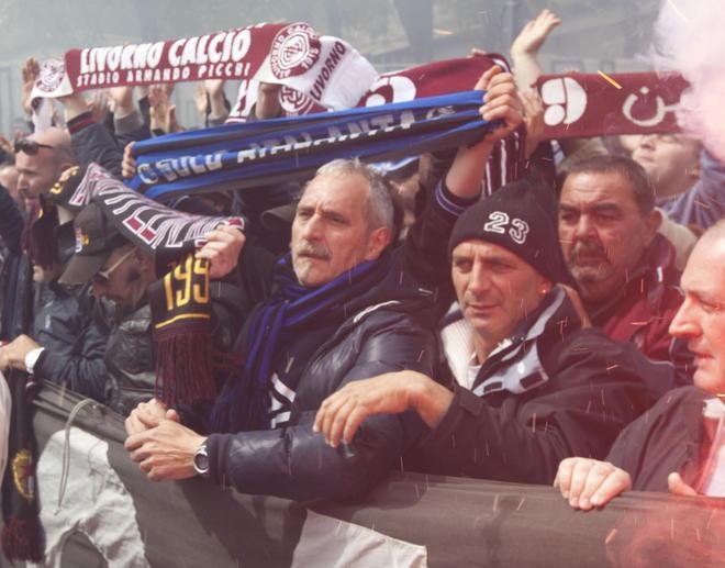 Il tifo della curva tra cori e lacrime 