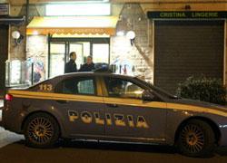 Mette in fuga bandito a suon di colpi di palette di gelato 