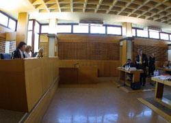 Cellulare rubato inflitte pene superiori a un anno 