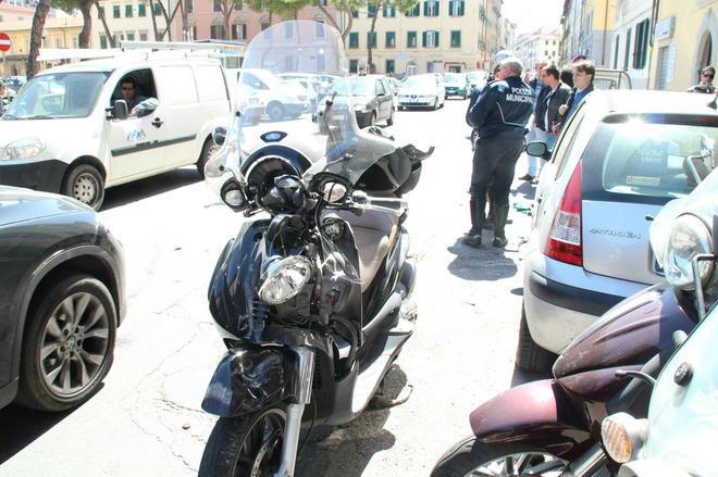 Incidente davanti a scuola, caccia al Suv in doppia fila 