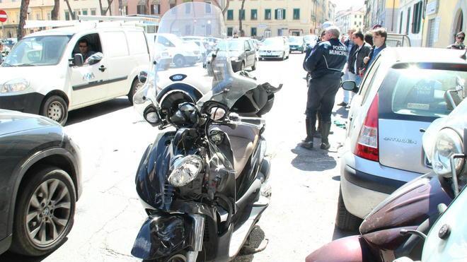 Incidente davanti a scuola, caccia al Suv in doppia fila