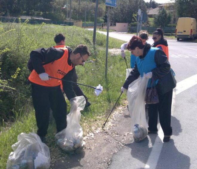 Raccoglie rifiuti e critica gli assenti 