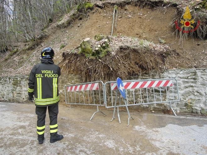 Tre frane in Valbisenzio, vigili del fuoco al lavoro per ore 
