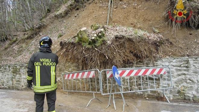Tre frane in Valbisenzio, vigili del fuoco al lavoro per ore