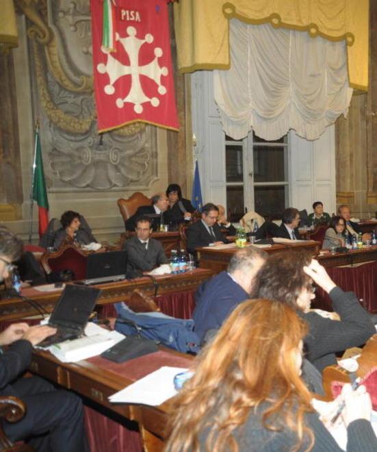 La rivolta dei politici Il consiglio contro i «finti intellettuali» 