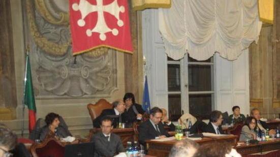 La rivolta dei politici Il consiglio contro i «finti intellettuali»