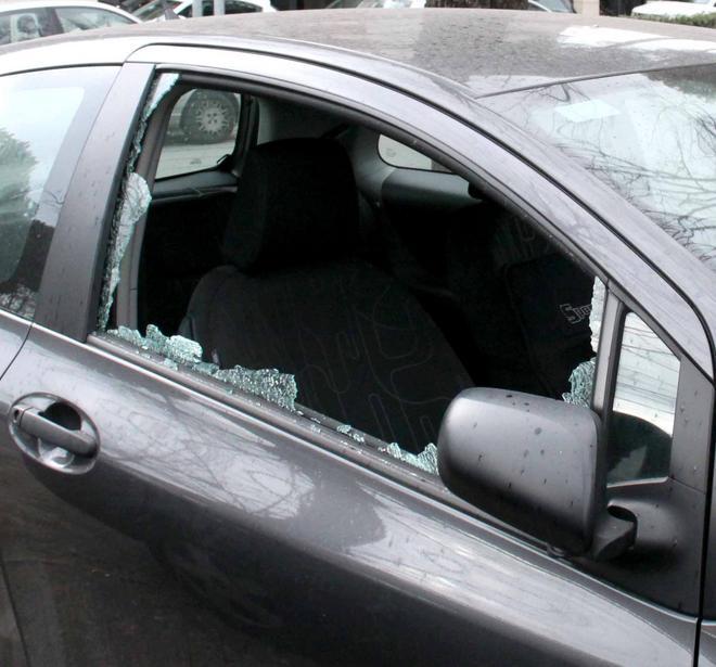 Raid sulle auto parcheggiate sotto i condomini