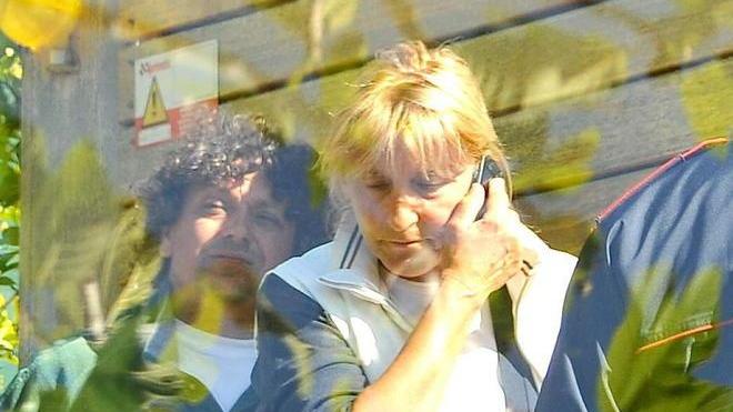 Muore schiacciato tra l’auto e il muretto