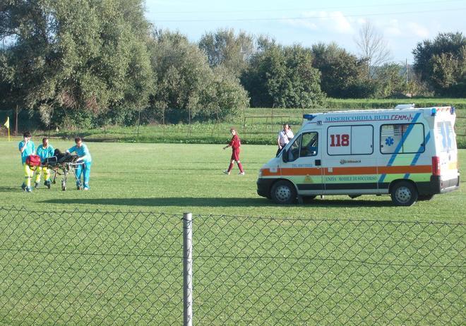 Paura sul campo di calcetto s’accascia mentre gioca 
