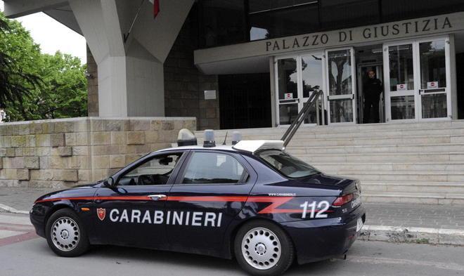 Sputi e spintoni ai carabinieri 