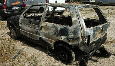 Bruciano due auto, danneggiata anche una casa