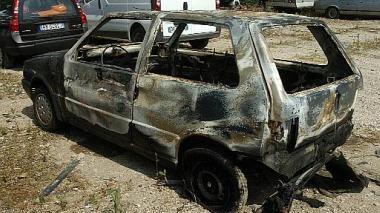 Bruciano due auto, danneggiata anche una casa