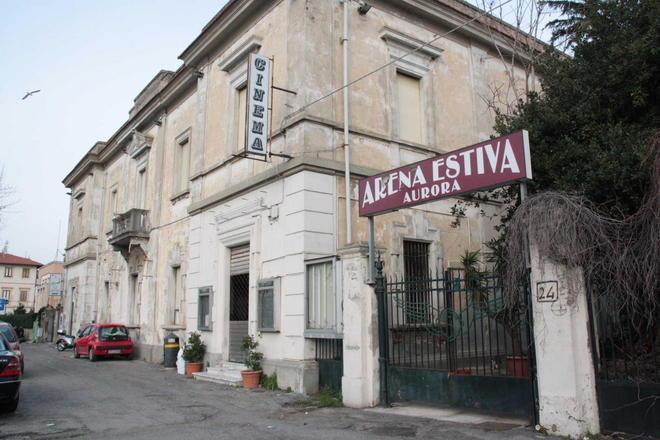 Picchiato a sangue da un gruppo di coetanei fuori dall’ex Aurora 