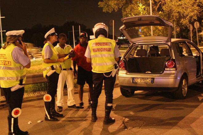 Controlli anti-alcol, denuncia e ritiro della patente per due giovani 