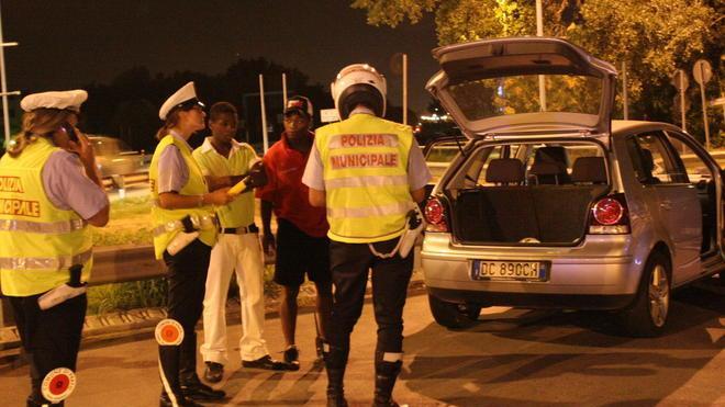 Controlli anti-alcol, denuncia e ritiro della patente per due giovani