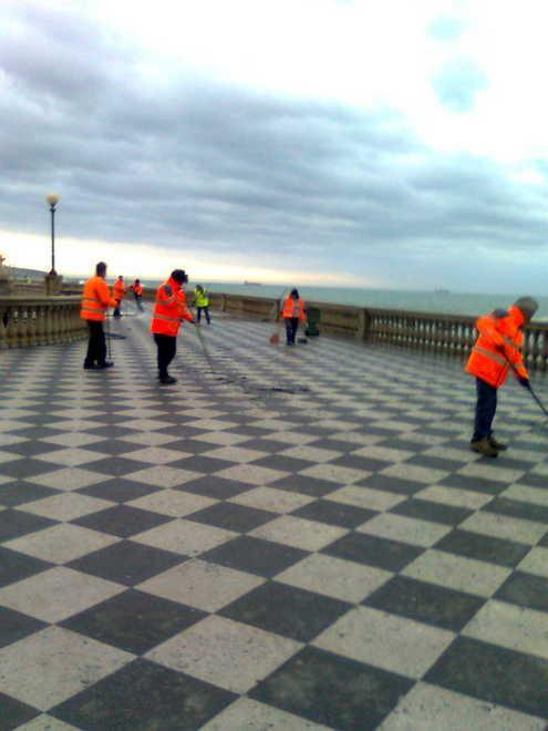 La terrazza Mascagni ripulita dalle minimeduse 